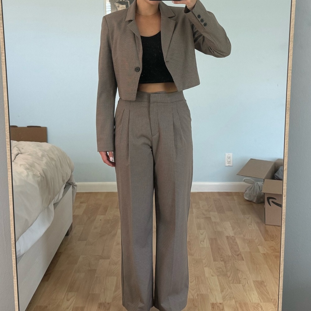 House of Harlow brown blazer and pant matching set.